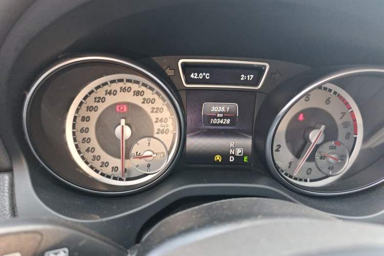 Used Mercedes-Benz GLA 2015 GLA 220 4MATIC Fashion Model Odometer Close Up