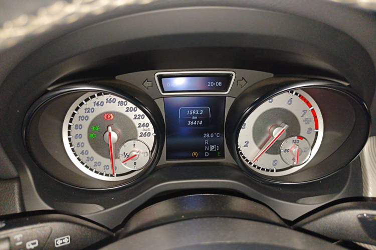 Used Mercedes-Benz GLA 2015 GLA 200 Fashion Model Odometer Close Up