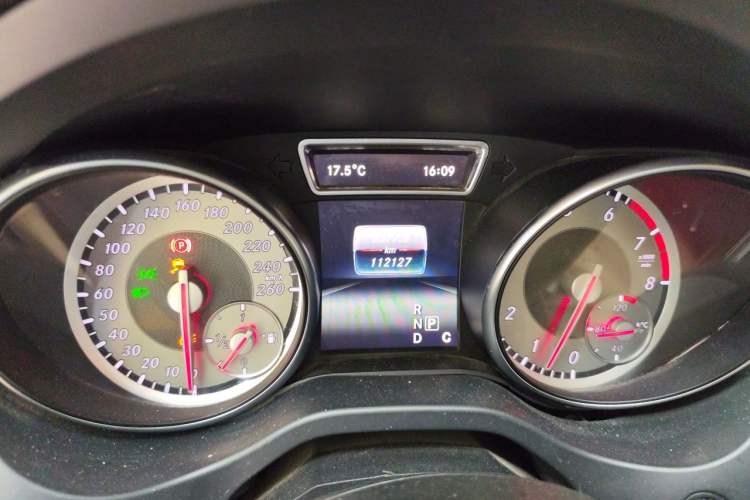 Used Mercedes-Benz GLA 2015 GLA 200 Sport Edition Odometer Close Up