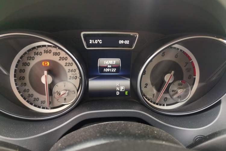Used Mercedes-Benz GLA 2015 GLA 220 4MATIC Luxury Model Odometer Close Up