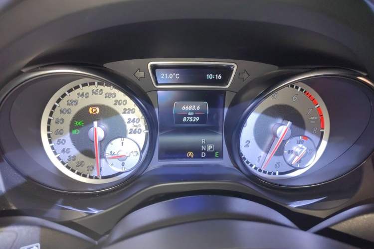 Used Mercedes-Benz GLA 2015 GLA 260 4MATIC Sport Edition Odometer Close Up
