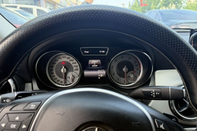 Used Mercedes-Benz GLA 2015 GLA 220 4MATIC Luxury Model Odometer Close Up