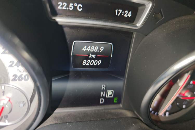 Used Mercedes-Benz GLA 2015 GLA 220 4MATIC Fashion Model Odometer Close Up