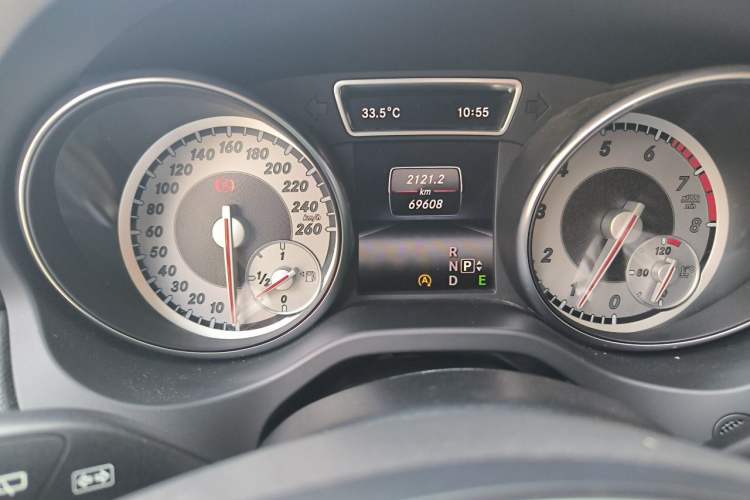 Used Mercedes-Benz GLA 2015 GLA 200 Sport Edition Odometer Close Up