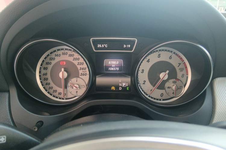 Used Mercedes-Benz GLA 2015 GLA 220 4MATIC Fashion Model Odometer Close Up