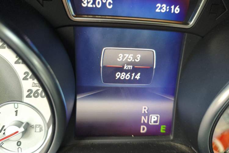 Used Mercedes-Benz GLA 2015 GLA 200 Fashion Model Odometer Close Up