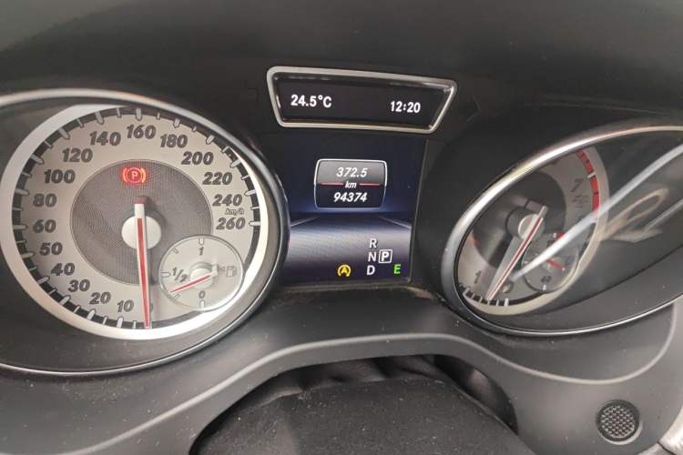 Used Mercedes-Benz GLA 2015 GLA 200 Fashion Model Odometer Close Up