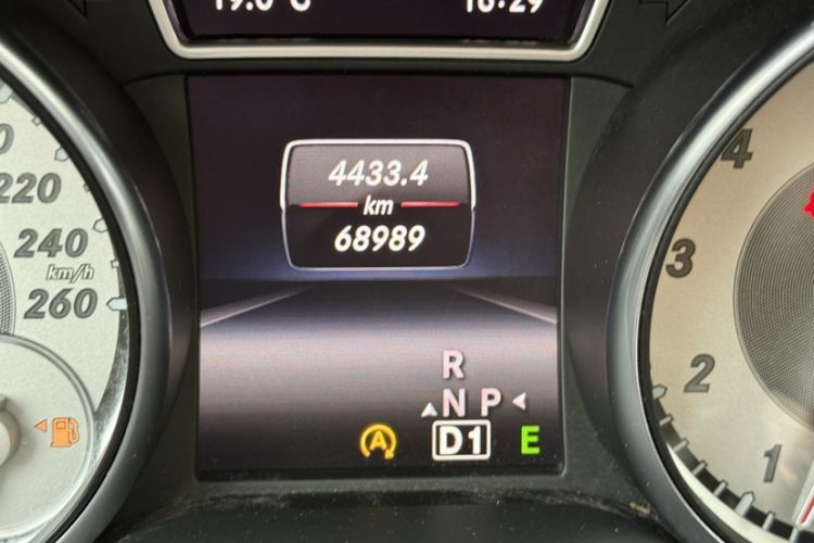 Used Mercedes-Benz GLA 2015 GLA 200 Fashion Model Odometer Close Up