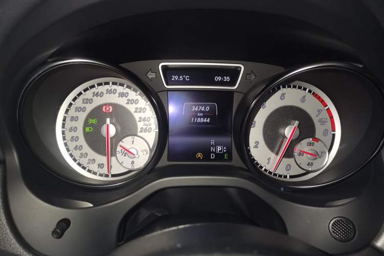 Used Mercedes-Benz GLA 2015 GLA 220 4MATIC Fashion Model Odometer Close Up