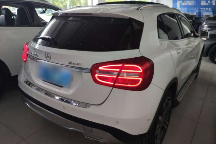 Used Mercedes-Benz GLA 2015 GLA 220 4MATIC Luxury Model Rear Right 45 Deg