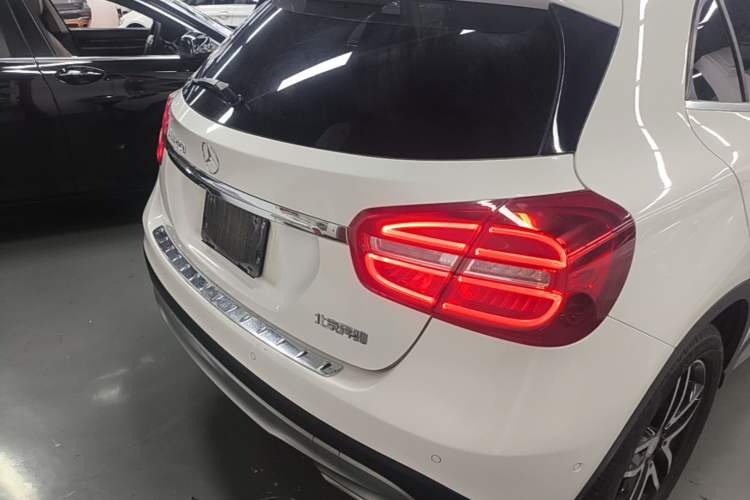 Used Mercedes-Benz GLA 2015 GLA 220 4MATIC Fashion Model Rear Right 45 Deg