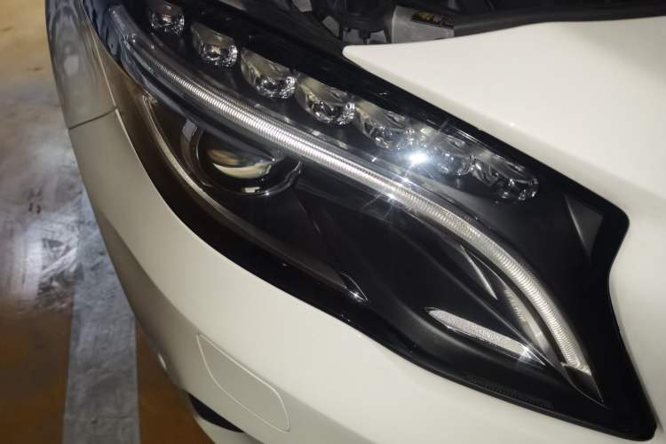 Used Mercedes-Benz GLA 2015 GLA 220 4MATIC Fashion Model Right Front Headlight