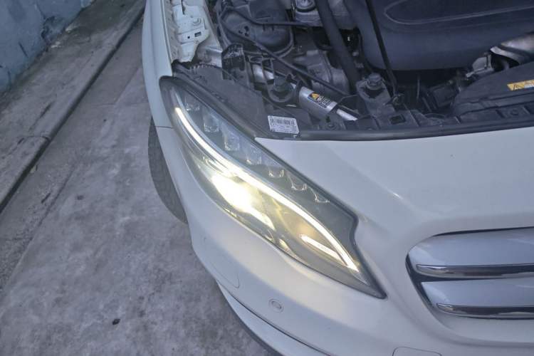 Used Mercedes-Benz GLA 2015 GLA 260 4MATIC Right Front Headlight