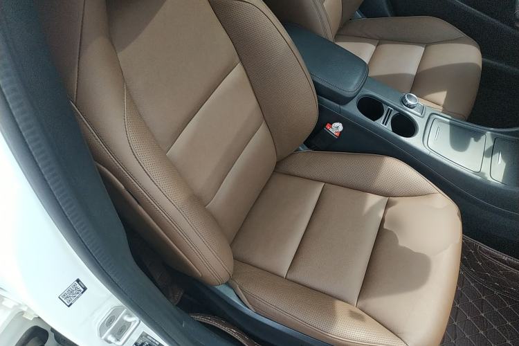Used Mercedes-Benz GLA 2015 GLA 260 4MATIC Sport Edition Right Front Seat