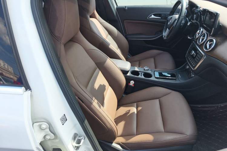 Used Mercedes-Benz GLA 2015 GLA 260 4MATIC Sport Edition Right Front Seat