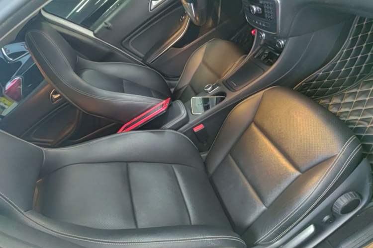 Used Mercedes-Benz GLA 2015 GLA 200 Sport Edition Right Front Seat