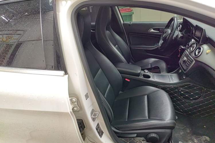 Used Mercedes-Benz GLA 2015 GLA 220 4MATIC Fashion Model Right Front Seat