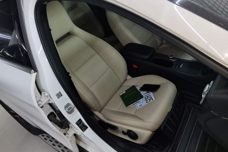 Used Mercedes-Benz GLA 2015 GLA 200 Fashion Model Right Front Seat