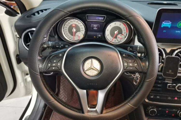 Used Mercedes-Benz GLA 2015 GLA 220 4MATIC Luxury Model Steering Wheel