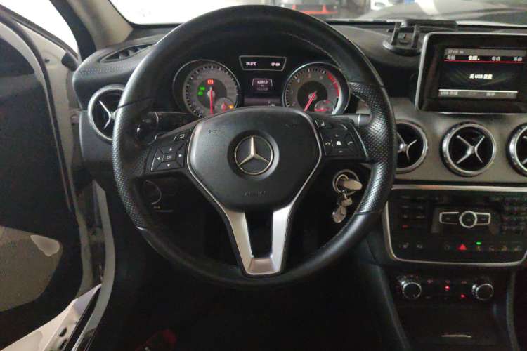 Used Mercedes-Benz GLA 2015 GLA 220 4MATIC Luxury Model Steering Wheel