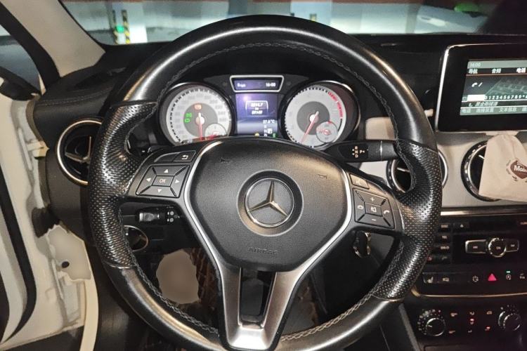 Used Mercedes-Benz GLA 2015 GLA 220 4MATIC Luxury Model Steering Wheel
