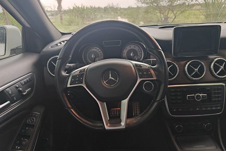 Used Mercedes-Benz GLA 2015 GLA 260 4MATIC Sport Edition Steering Wheel