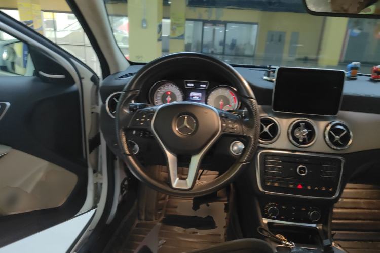 Used Mercedes-Benz GLA 2015 GLA 220 4MATIC Luxury Model Steering Wheel