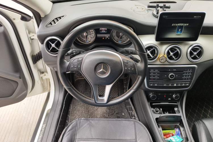 Used Mercedes-Benz GLA 2015 GLA 220 4MATIC Luxury Model Steering Wheel