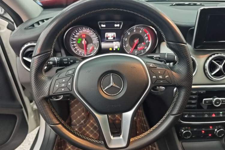 Used Mercedes-Benz GLA 2015 GLA 220 4MATIC Luxury Model Steering Wheel