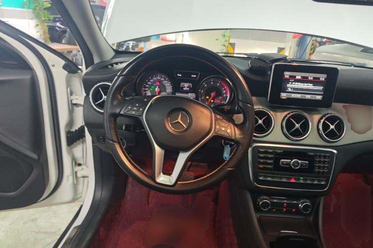 Used Mercedes-Benz GLA 2015 GLA 220 4MATIC Luxury Model Steering Wheel