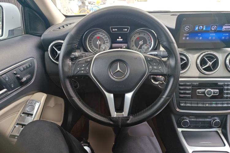 Used Mercedes-Benz GLA 2015 GLA 220 4MATIC Luxury Model Steering Wheel