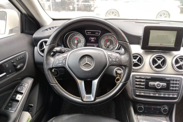 Used Mercedes-Benz GLA 2015 GLA 220 4MATIC Luxury Model Steering Wheel