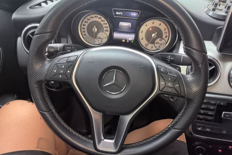 Used Mercedes-Benz GLA 2015 GLA 220 4MATIC Luxury Model Steering Wheel