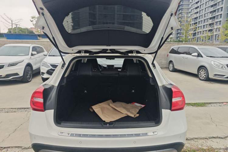 Used Mercedes-Benz GLA 2015 GLA 220 4MATIC Fashion Model Trunk