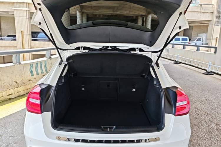 Used Mercedes-Benz GLA 2015 GLA 220 4MATIC Fashion Model Trunk