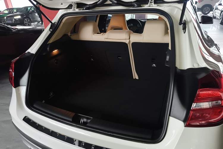 Used Mercedes-Benz GLA 2015 GLA 220 4MATIC Fashion Model Trunk