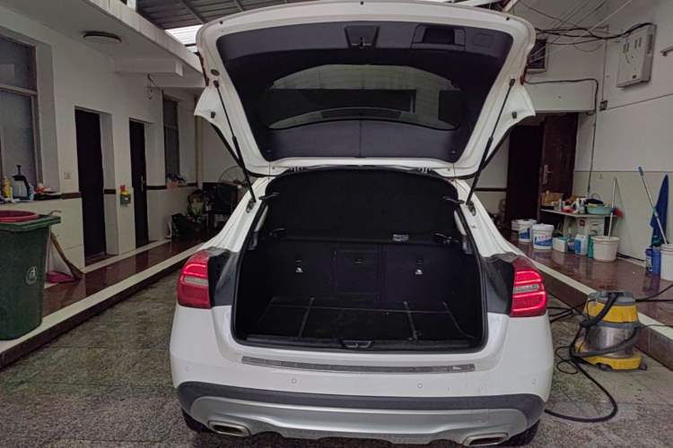 Used Mercedes-Benz GLA 2015 GLA 220 4MATIC Fashion Model Trunk
