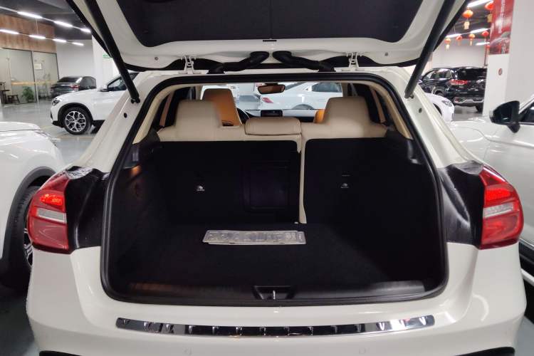Used Mercedes-Benz GLA 2015 GLA 220 4MATIC Luxury Model Trunk