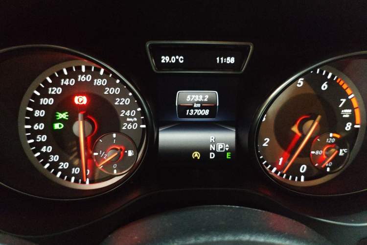 Used Mercedes-Benz GLA 2015 GLA 200 Fashion Model Odometer Close Up