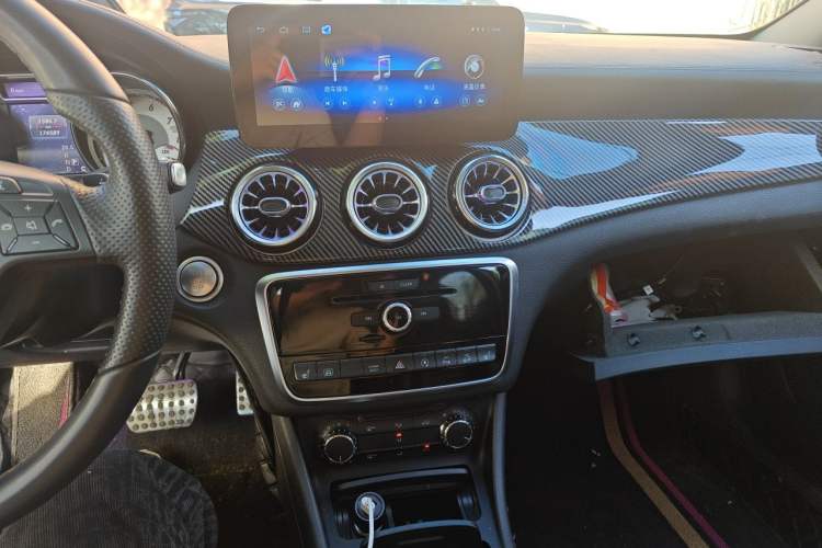 Used Mercedes-Benz GLA 2016 GLA 220 4MATIC Fashion Edition Audio And AC Panel