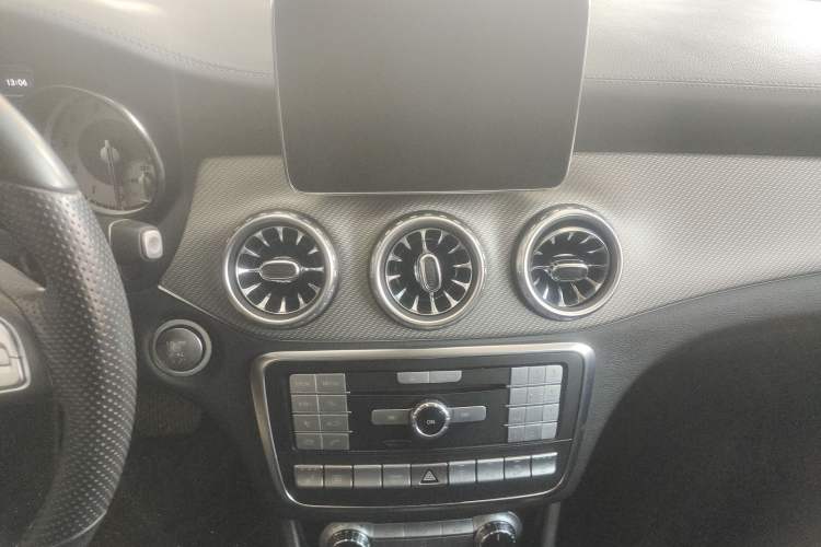 Used Mercedes-Benz GLA 2016 GLA 220 4MATIC Fashion Edition Audio And AC Panel