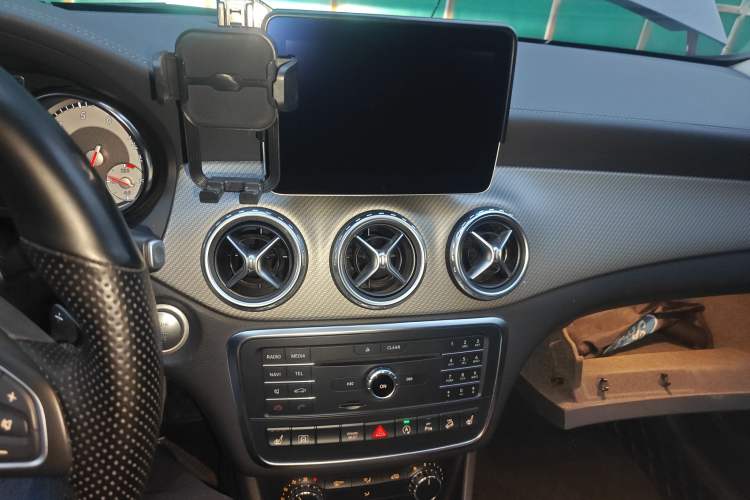 Used Mercedes-Benz GLA 2016 GLA 220 4MATIC Fashion Edition Audio And AC Panel