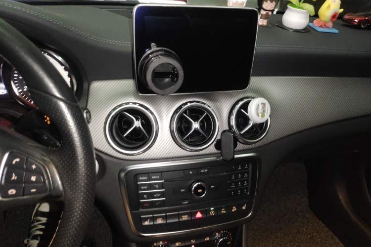 Used Mercedes-Benz GLA 2016 GLA 220 4MATIC Fashion Edition Audio And AC Panel