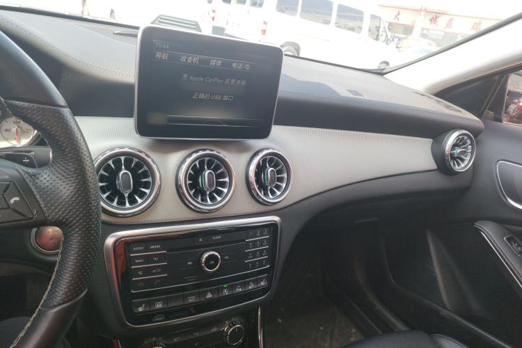 Used Mercedes-Benz GLA 2016 GLA 220 4MATIC Fashion Edition Center Console