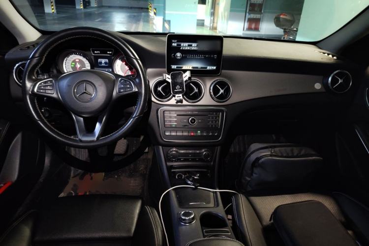 Used Mercedes-Benz GLA 2016 GLA 220 4MATIC Fashion Edition Center Console