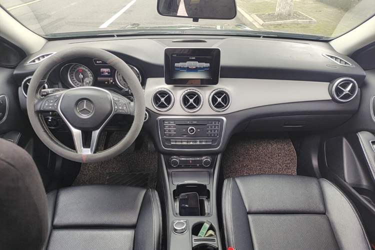 Used Mercedes-Benz GLA 2016 GLA 200 Sport Edition Center Console