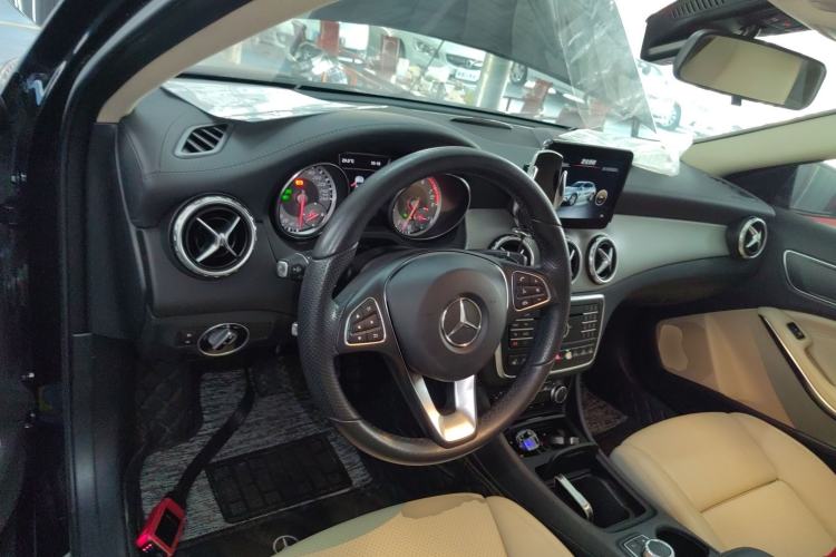 Used Mercedes-Benz GLA 2016 GLA 220 4MATIC Fashion Edition Center Console