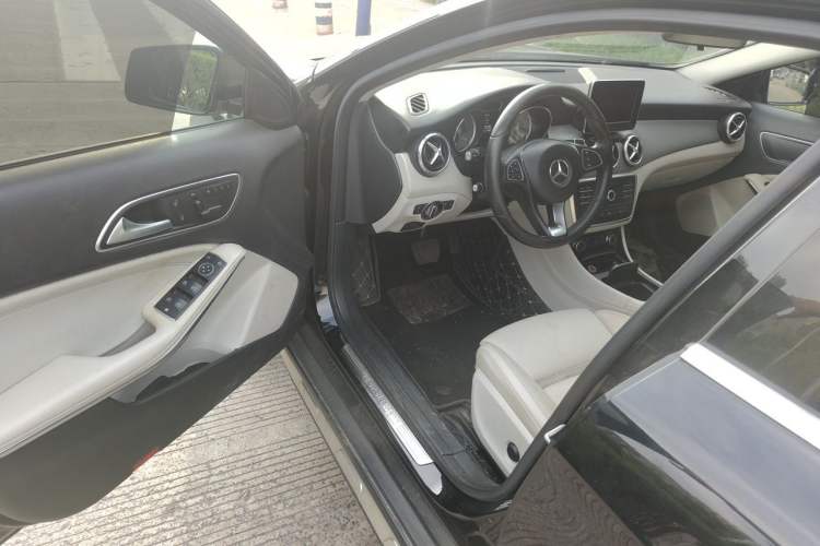 Used Mercedes-Benz GLA 2016 GLA 200 Sport Edition Driver Seat