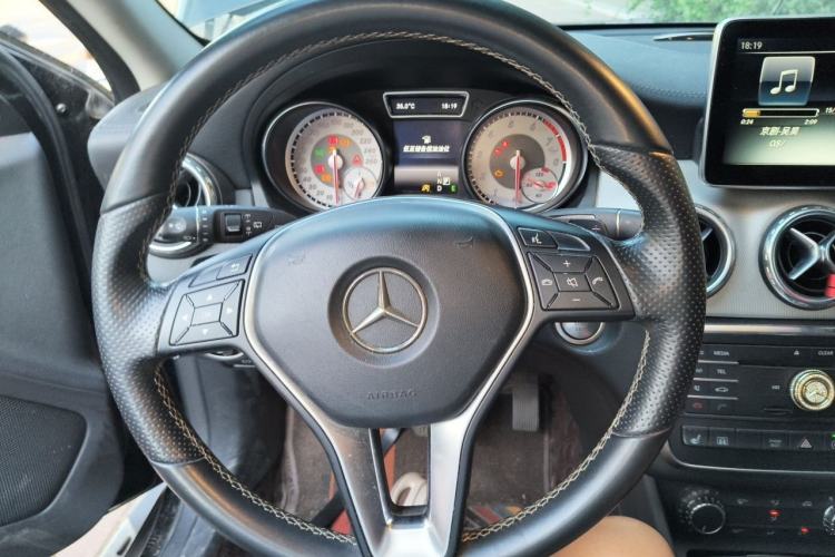 Used Mercedes-Benz GLA 2016 GLA 220 4MATIC Luxury Model Steering Wheel