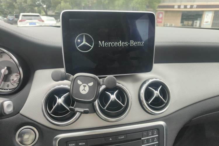 Used Mercedes-Benz GLA 2016 GLA 220 4MATIC Fashion Edition Audio And AC Panel